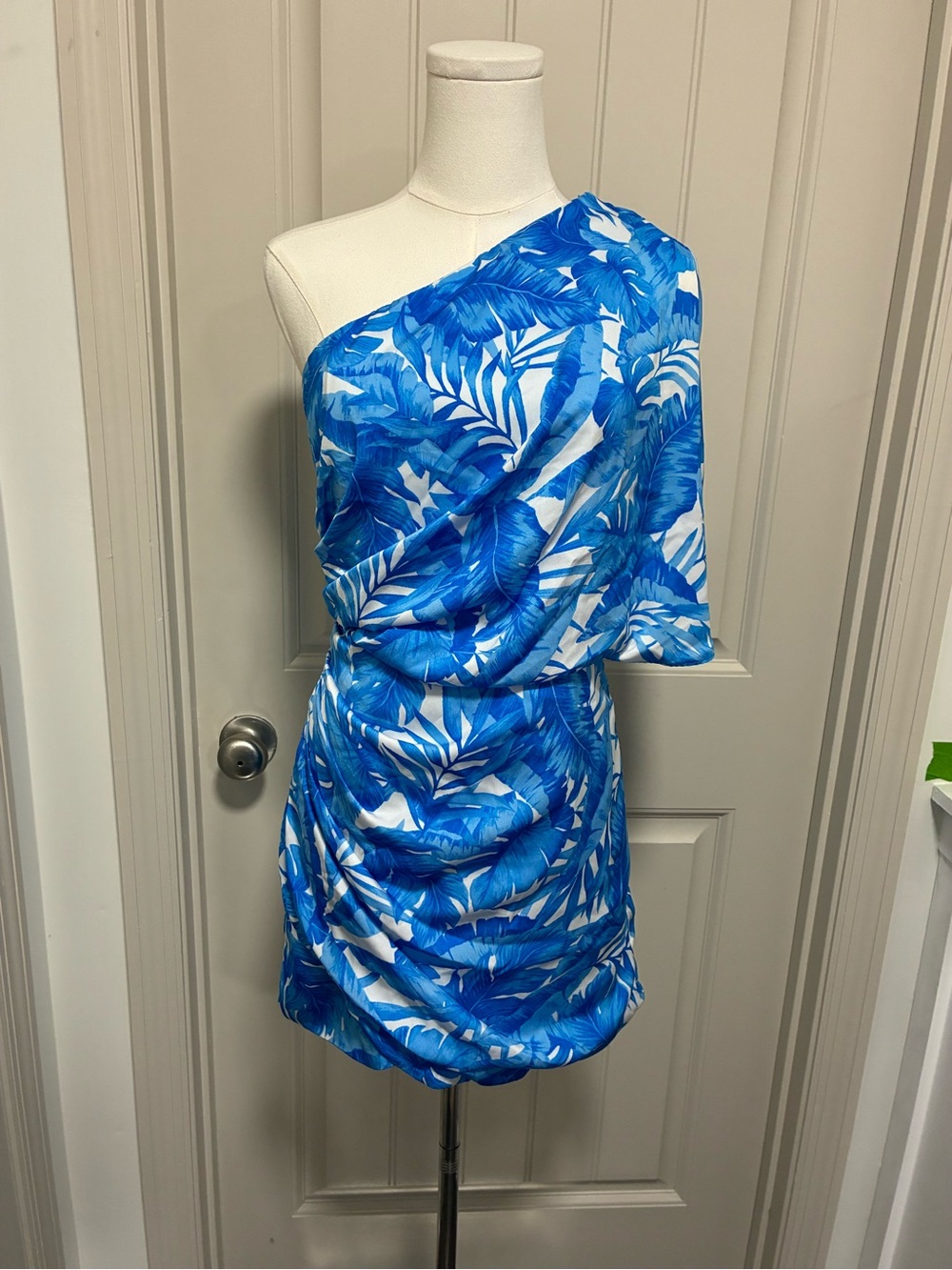 DO+BE One-Shoulder Tropical Leaf Print Dress in Blue and White